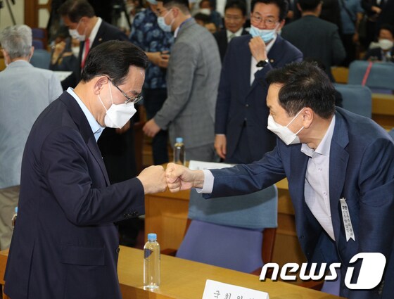 주호영 국민의힘 원내대표(왼쪽)와 김기현 의원. © News1 DB
