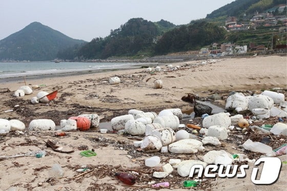 경남지역에서 지난 5년간 해양쓰레기 8110톤 유입돼 해양오염이 심각한 것으로 나타났다.(사진 - 서일준의원실)© 뉴스1