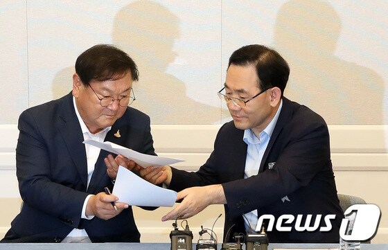국회 개원 합의문에 서명하는 김태년·주호영