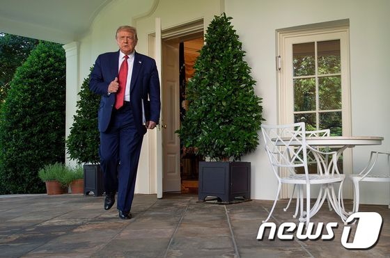 도널드 트럼프 미국 대통령이 14일(현지시간) 워싱턴 백악관 로즈가든에서 열린 기자회견에 도착을 하고 있다. © AFP=뉴스1 © News1 우동명 기자