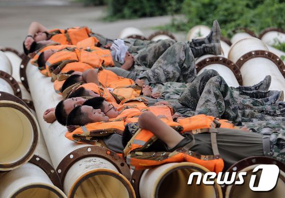 [사진] 눈 붙이는 포양호 제방쌓기 동원된 中 군인들