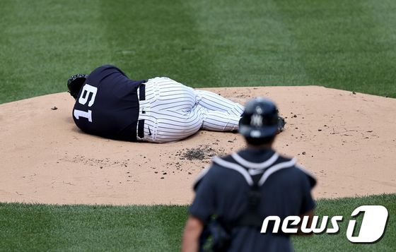 뉴욕 양키스의 일본인 투수 다나카 마사히로가 5일(한국시간) 뉴욕 양키스타디움에서 시뮬레이션 경기 중 팀 동료 지안카를로 스탠트의 타구에 머리를 맞고 쓰러졌다.© AFP=뉴스1