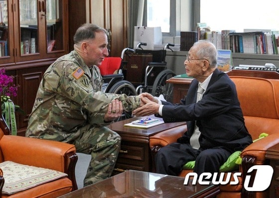 지난해 100세 생일을 맞아 백선엽 장군 사무실을 찾은 로버트 에이브럼스 한미연합사령관.(자료사진) © 뉴스1