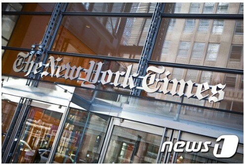 뉴욕타임스 뉴욕본사 건물 로고<자료사진> © AFP=뉴스1