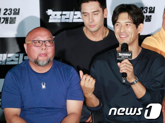 배우 오지호(오른쪽)가 16일 오후 서울 용산구 CGV용산점에서 열린 영화 '프리즈너' 언론시사회 및 기자간담회에 참석해 