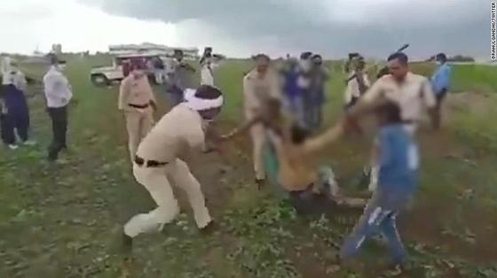 인도 경찰들이 한 농민을 집단 폭행하는 장면-CNN 갈무리 