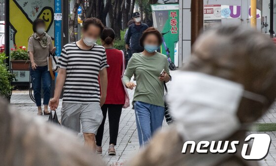 서울 마포구의 한 거리에 위치한 동상에 마스크가 씌어져 있다. 방역당국은 마스크를 쓰지 않는 경우, 마스크를 쓰는 경우보다 감염의 가능성이 5배가 높은 것으로 나타났다고 밝혔다./뉴스1 © News1 이재명 기자