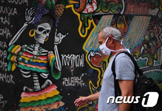 1일(현지시간) 마스크를 쓴 남성이 브라질 리우데자네이루의 거리를 걷고 있다. © AFP=뉴스1