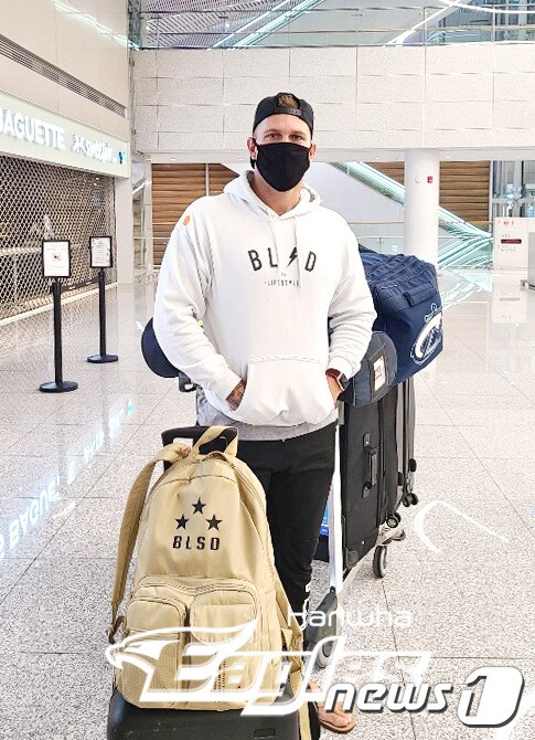 한화 이글스 대체 외국인 선수 브랜든 반즈가 2일 인천 국제공항을 통해 입국했다. (한화 이글스 제공) © 뉴스1