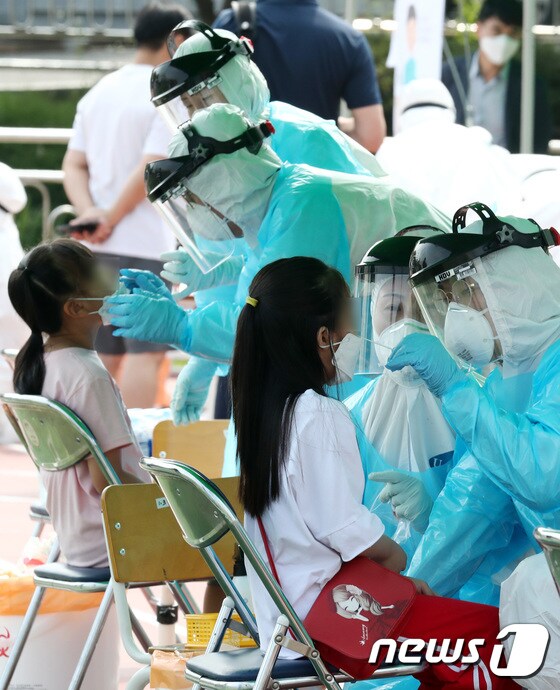 지난 2일 대전 동구 천동초등학교 운동장에 설치된 이동식 선별진료소에서 학생과 교직원 등이 신종 코로나바이러스 감염증(코로나19) 진단검사를 받고 있다./뉴스1 © News1