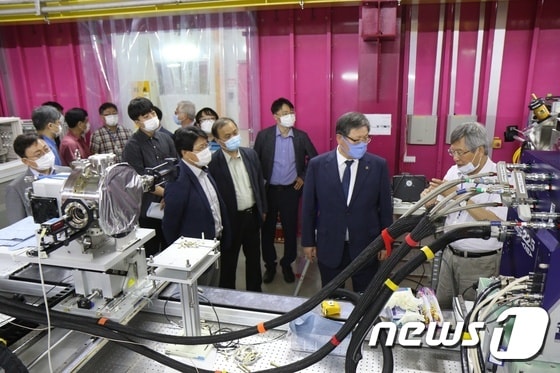 충북대학교 깁수갑 총장을 비롯한 학교 관계자들이 포항 가속기연구소를 둘러보고 있다.© 뉴스1