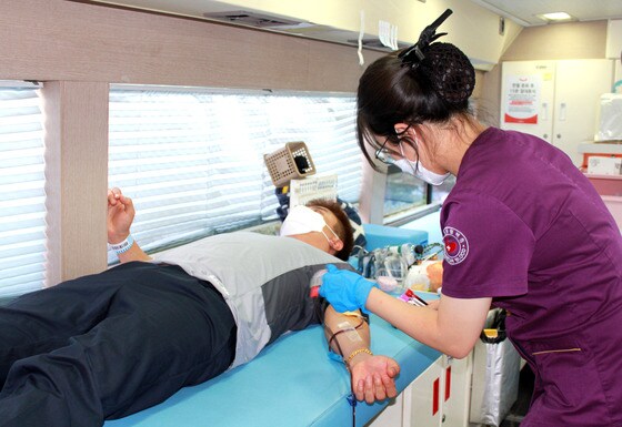 기아자동차 화성공장 사업장 내 헌혈버스에서 헌혈을 하는 모습.© 뉴스1