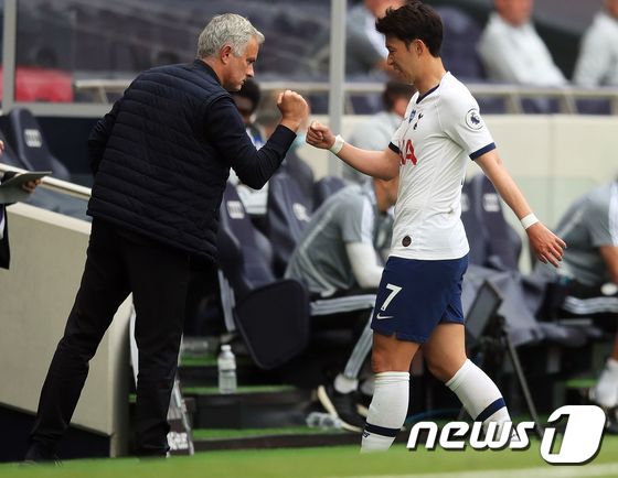 조제 모리뉴 토트넘 홋스퍼 감독(왼쪽)과 손흥민. © AFP=뉴스1 