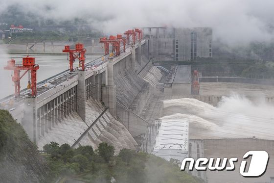 중국 중부 후베이성 이창 양쯔강 유역의 싼샤댐에서 물이 방출되고 있다. © AFP=뉴스1 
