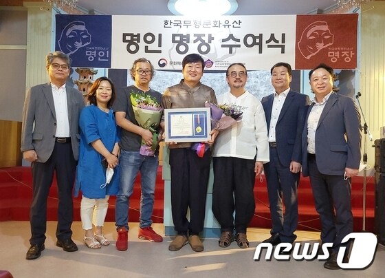 전북 정읍시 귀농인 한영석(51·가운데)씨가 전국 최초로 한국무형문화유산 전통 누룩 분야 명인으로 선정됐다. © 뉴스1
