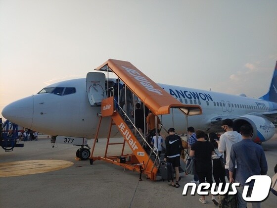 지난 17일 첫 취항한 플라이강원의 김포~양양 노선 항공기에 승객들이 탑승하고 있다. © 뉴스1