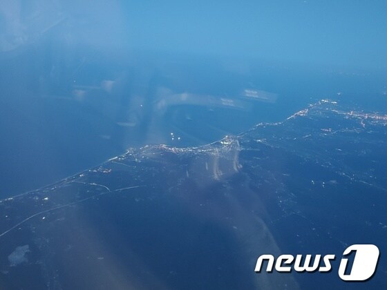 플라이강원의 김포~양양 노선은 비행시간이 40분에 불과해 수도권 이용객들의 이동 편의를 높인 게 특징이다. 사진은 지난 17일 해당 노선 항공기내에서 바라본 양양 모습.© 뉴스1