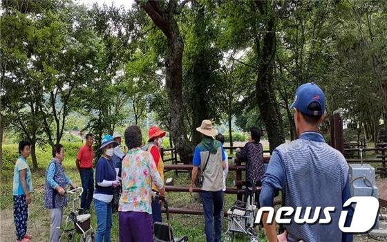 전북 진안군 은천마을에서 관광객들이 생태체험 관광을 하고 있다.(진안군제공)2020.7.20/뉴스1