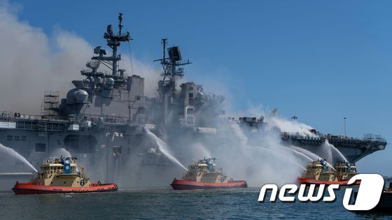 미 샌디에이고 해군기지서 소방선들이 본험리처드호에서 발생한 불을 끄고 있다. © AFP=뉴스1