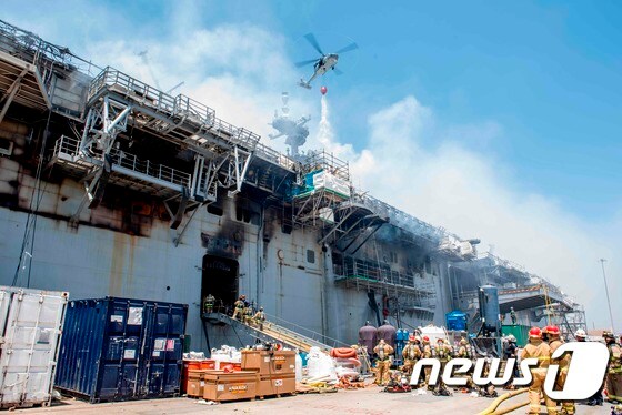 화재로 큰 피해가 발생한 미국 강습상륙함 본험 리처드호  © AFP=뉴스1