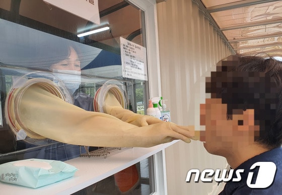 청도보건소에 설치된 '윈도우 스루' 코로나19 검사 방식 (청도군 제공)2020.7.21/© 뉴스1