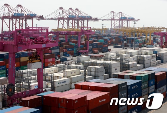 지난달 21일 인천 연수구 인천신항에서 컨테이너 선적 작업이 진행되고 있다. © News1 정진욱 기자