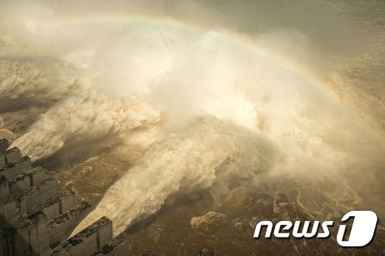 19일 후베이성 이창에 있는 싼샤댐이 수위 급상승으로 물을 방류 하고 있다. © AFP=뉴스1 © News1 우동명 기자