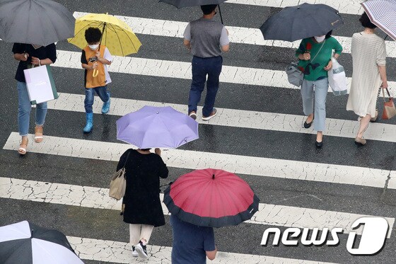 22일 오후 장마로 접어든 대구 도심에 비가 내리자 우산을 쓴 시민들이 발걸음을 재촉하고 있다. 2020.7.22/뉴스1 © News1 공정식 기자