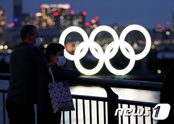 일본 도쿄 오다이바 해변공원의 올림픽 오륜 조형물과 마스크를 착용한 시민들 <자료사진> © 로이터=뉴스1