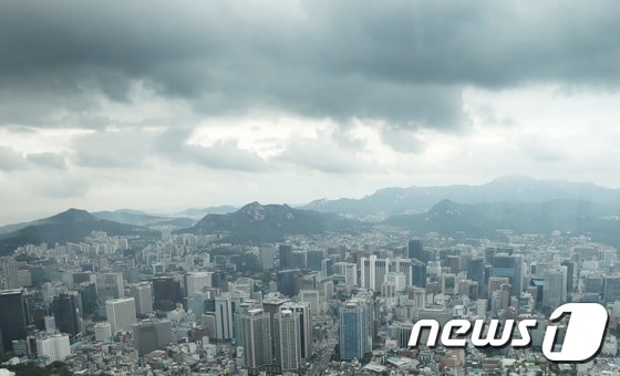 서울 남산타워에서 보이는 빌딩숲이 위로 먹구름이 끼어있다. 2020.7.22/뉴스1 © News1 이성철 기자
