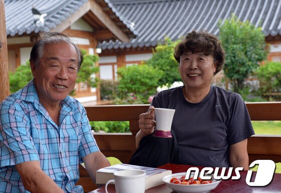 남성우 전 KBS PD와 부인 배성복씨가 툇마루에서 차를 마시며 이야기를 나누고 있다. /© News1