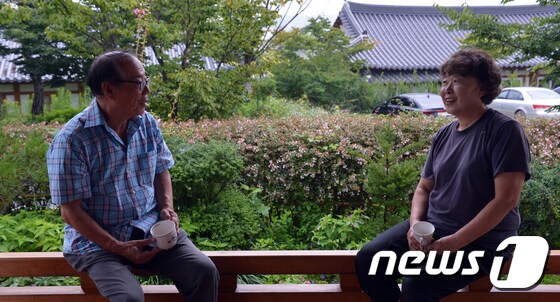 남성우 전 KBS PD와 부인 배성복씨가 툇마루에서 차를 마시며 이야기를 나누고 있다. /© News1