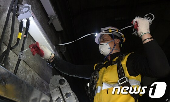 SK텔레콤이 서울지하철 2호선 을지로입구역에 5세대 이동통신(5G) 통신망을 구축했다. /뉴스1 © News1 허경 기자