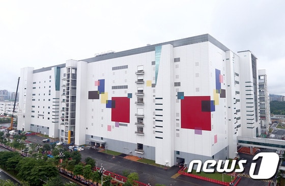 LG디스플레이의 중국 광저우 8.5세대 OLED 패널공장 전경.(LG디스플레이 제공)© 뉴스1