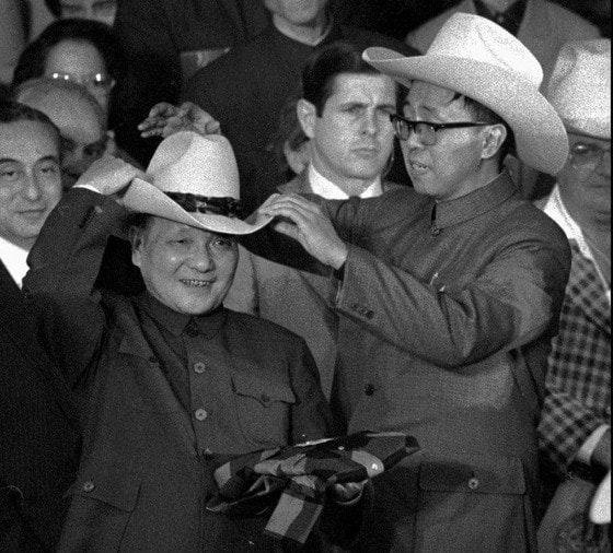 1979년 텍사스주 휴스턴에서 로데오 경기를 본 뒤 카우보이 모자를 써 보는 덩샤오핑. 미중 외교관계 수립을 상징하는 역사의 한 컷이다. 