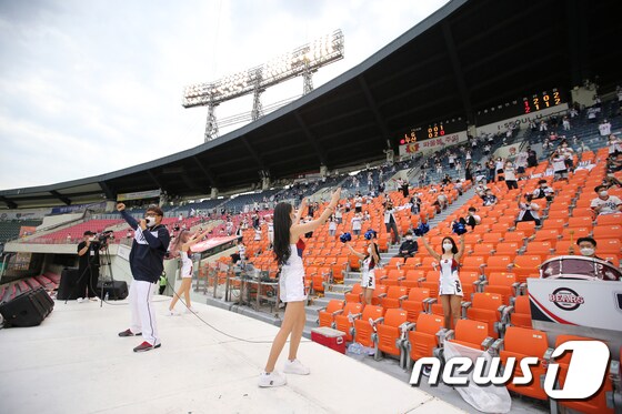 서울 잠실야구장을 찾은 야구팬들이 거리를 두고 앉아 야구를 관람하고 있다. /뉴스1 © News1 박지혜 기자