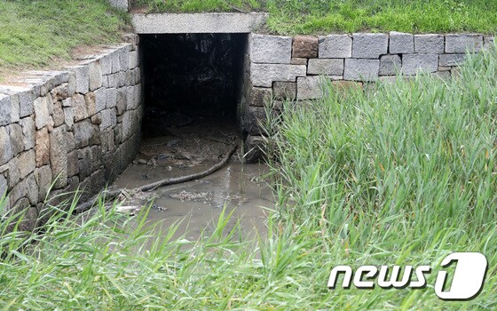 사진은 지난 7월 월북한 탈북자 김모씨의 가방이 발견된 것으로 추정되는 인천 강화군 월곶리 인근의 한 배수로. 2020.7.27/뉴스1 © News1 이동해 기자