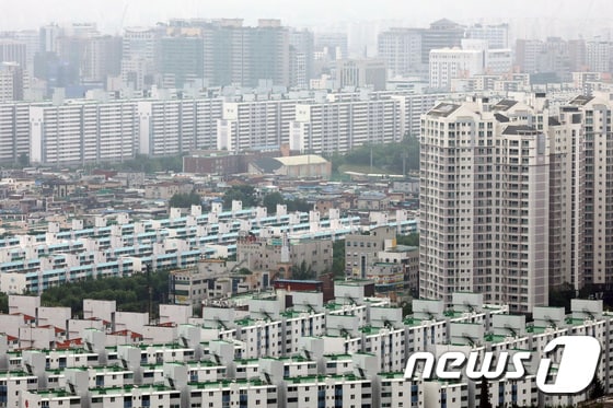 지난 7월 경기도 수원시내 아파트 단지의 모습. 2020.7.27/뉴스1 © News1 조태형 기자