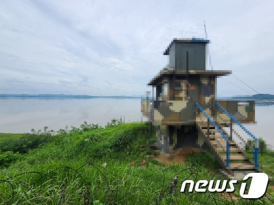 북한 지역이 보이는 강화군 월곶리 인근의 한 배수로 앞 초소. 2020.7.28/뉴스1 © News1 이성철 기자