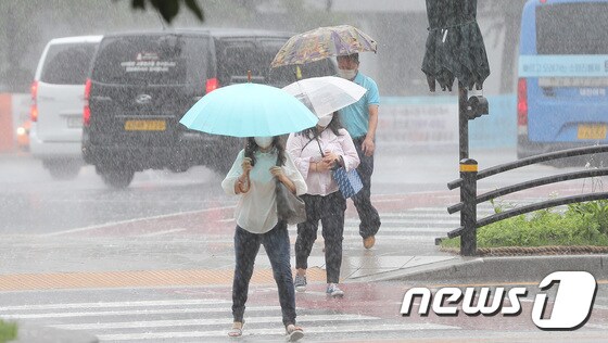 서울 종각역 인근에서 우산 쓴 시민들이 지난달 29일 발걸음을 재촉하고 있다. /뉴스1 © News1 박지혜 기자
