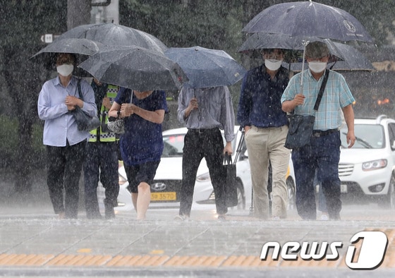 지난달 29일 서울 광화문 일대에서 우산을 쓴 시민들이 발걸음을 재촉하고 있다. 2020.7.29/뉴스1 © News1 이성철 기자