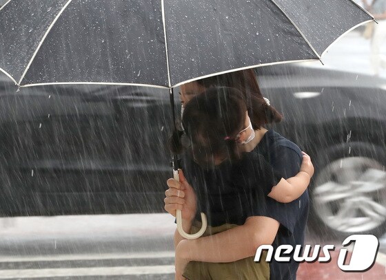 서울 광화문 일대에서 우산을 쓴 시민들이 발걸음을 재촉하고 있다. 2020.7.29/뉴스1 © News1 이성철 기자