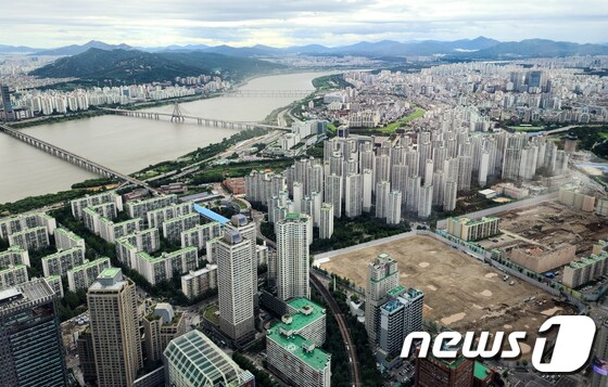 서울 송파구 신천동 미성클로버·진주 아파트 재건축 단지(오른쪽)와 한강변 아파트. (자료사진) 2020.7.29/뉴스1 © News1 허경 기자