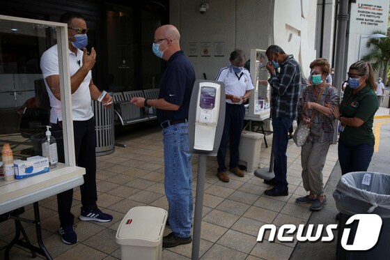 미국 플로리다주 마이애미데이드 카운티 주민들이 코로나19 진단 검사를 받고 있다. © 로이터=뉴스1