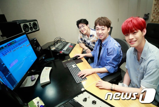 온앤오프 와이엇(왼쪽부터), 황현 프로듀서, 온앤오프 효진 © News1 권현진 기자