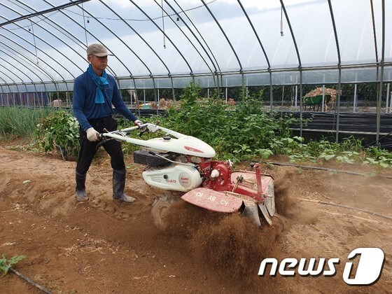 한 전 본부장이 농기계로 밭을 갈고 있다. © 뉴스1