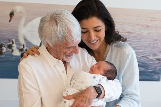 버니 에클레스톤 전 F1 회장과 아내 파비나아 플로시가 아들 에이스를 안고 있다. (데일리메일 갈무리) © 뉴스1
