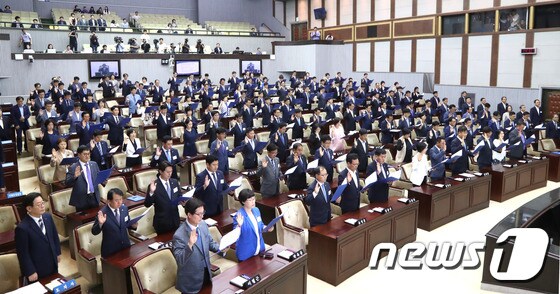 의원 142명 전원이 참석한 가운데 지난 2018년 7월10일 진행된 제10대 경기도의회 개원식 모습./© 뉴스1