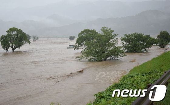 4일 폭우로 구마모토현 구마강이 불어난 모습.  © AFP=뉴스1