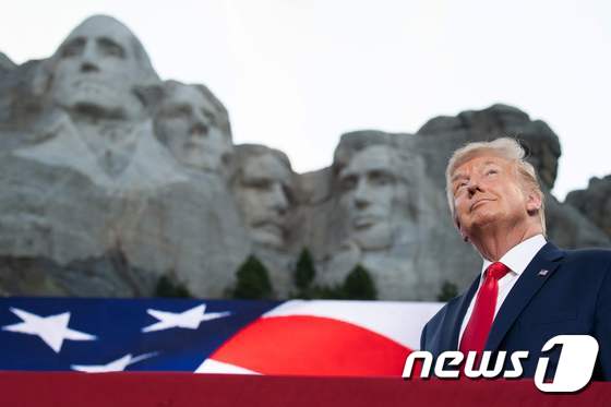 도널드 트럼프 미국 대통령이 3일(현지시간) 독립기념일을 맞아 러시모어산에 도착했다. © AFP=뉴스1